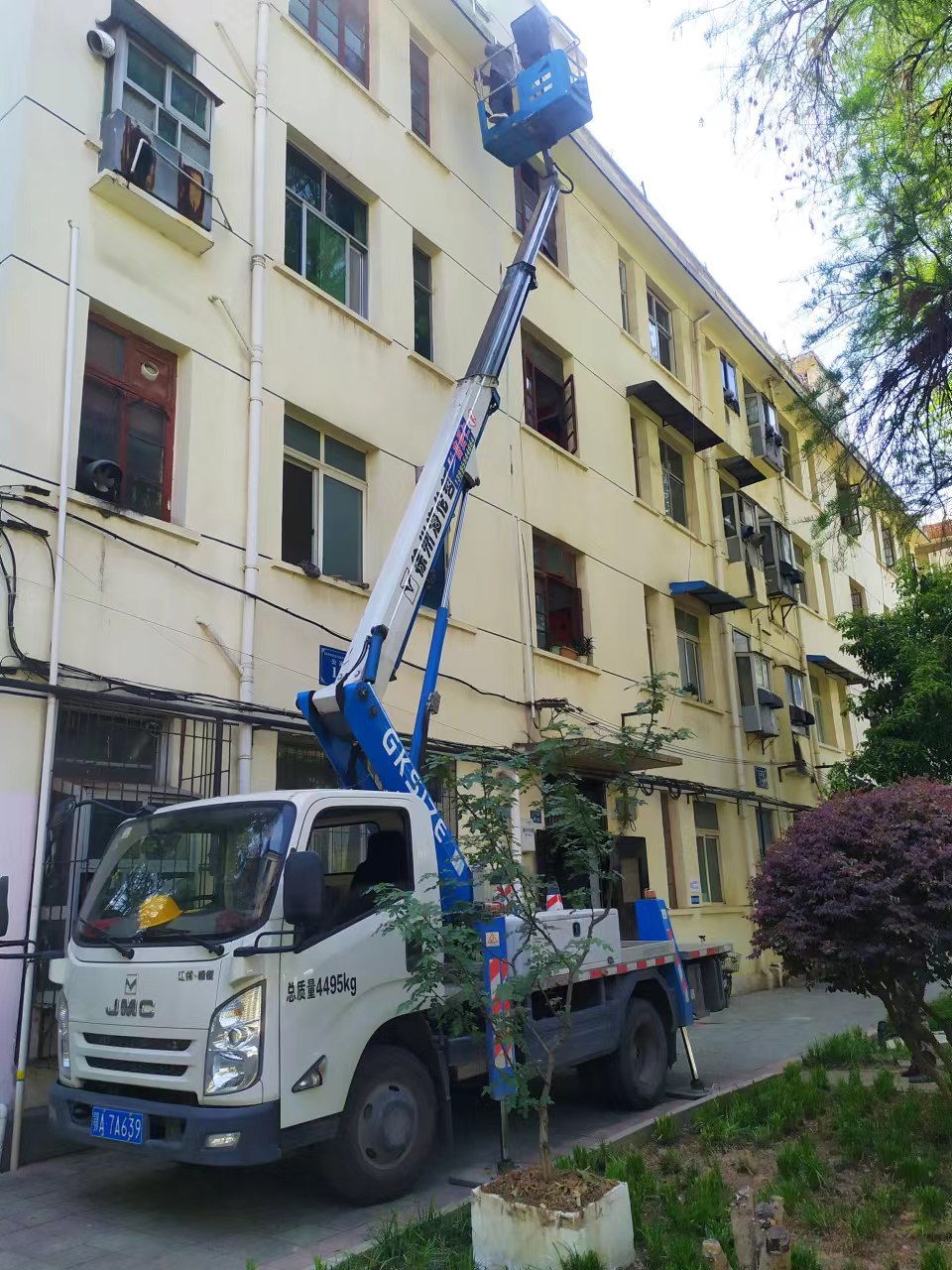 藍(lán)牌自臂登高車(chē)安裝廣告牌施工現(xiàn)場(chǎng)，方便操作