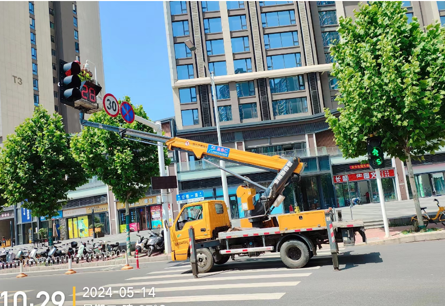 18米登高車(chē)檢修電子監(jiān)控設(shè)備施工現(xiàn)場(chǎng)