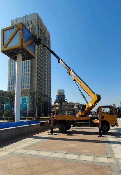 高曼仁登高車(chē)高空作業(yè)，用車(chē)安全