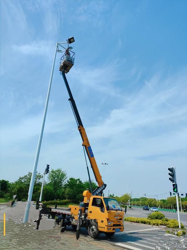 28米云梯車(chē)更換路燈施工現(xiàn)場(chǎng)