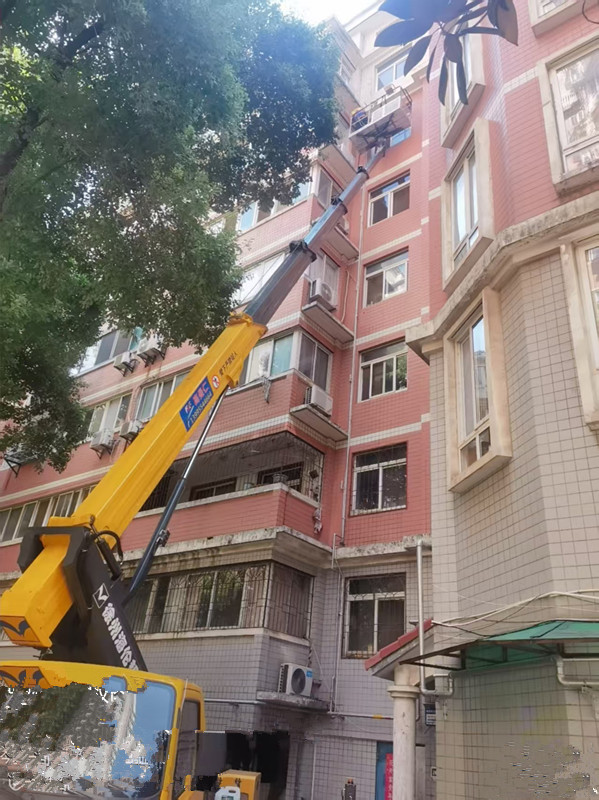 28米直臂登高車(chē)載人安裝玻璃施工現(xiàn)場(chǎng)