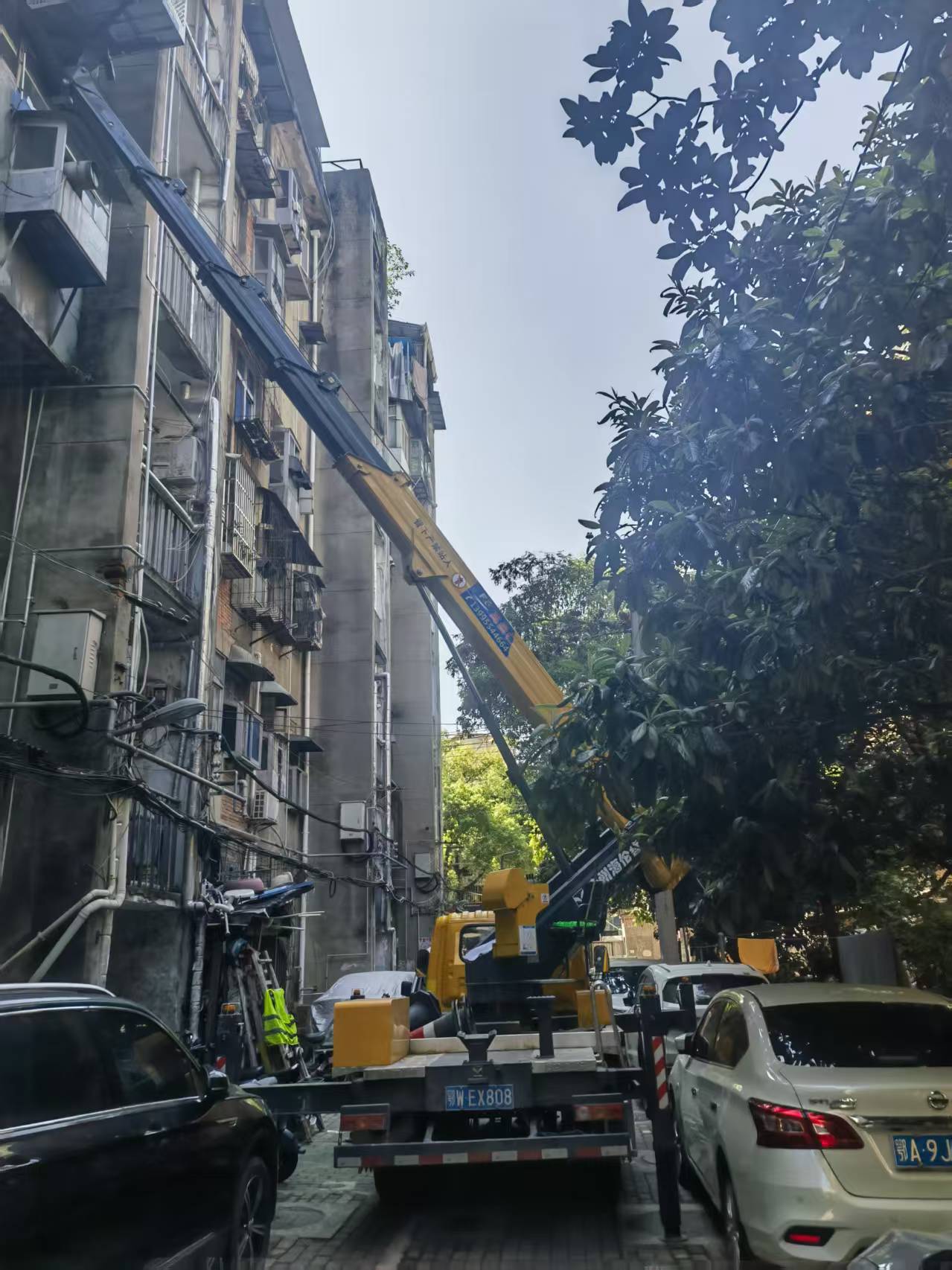 28米直臂云梯車(chē)檢修落水管施工現(xiàn)場(chǎng)